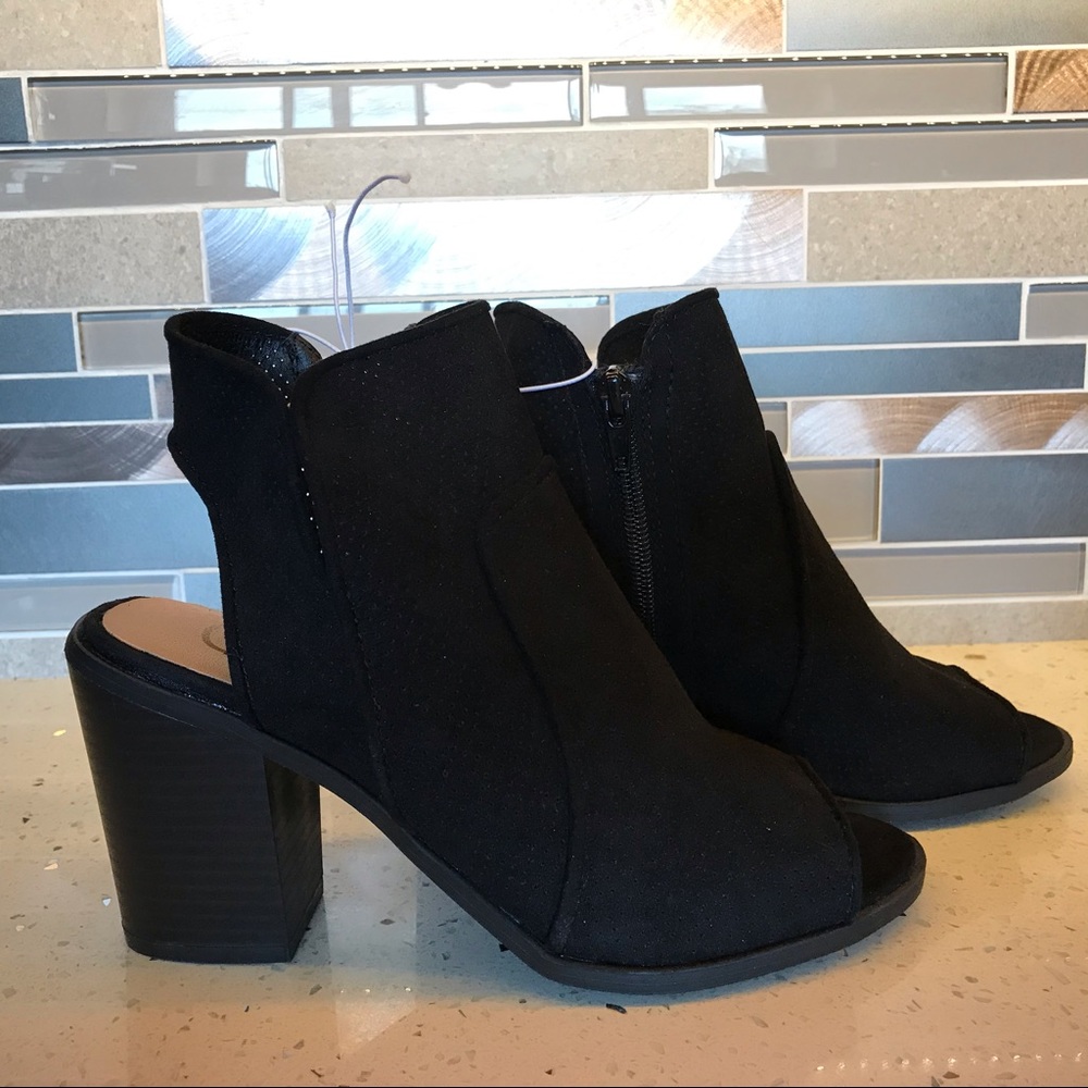NEW Celia Poala Black Women size 6 High Hills 3.5”